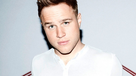Olly Murs divulga nova versão do single "Hand On Heart"