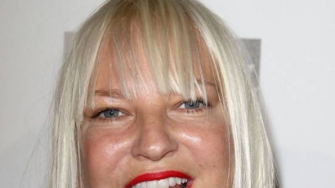 Sia ganha prêmio de compositora do ano em premiação australiana