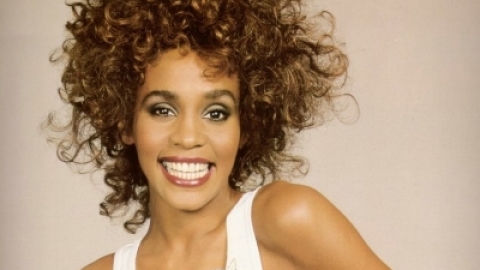 Mãe de Whitney Houston manifesta-se contra produção de filme sobre a vida de sua filha