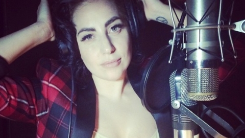 Lady Gaga publica fotos em estúdio