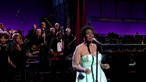 Aretha Franklin apresenta "Rolling In The Deep" ao vivo em programa de TV