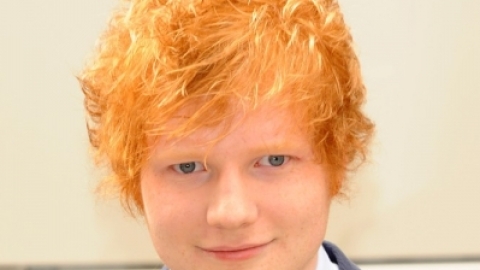 Ed Sheeran supera Calvin Harris e Taylor Swift e volta ao topo da parada britânica de álbuns