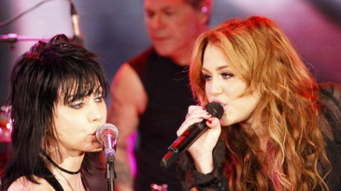 Miley Cyrus discursará para Joan Jett no Hall da Fama do Rock And Roll