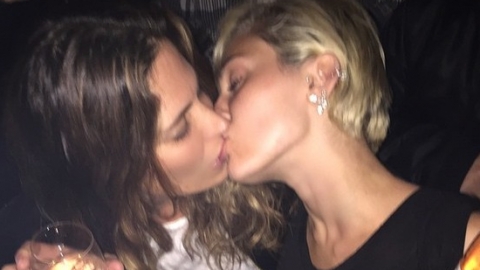 Miley Cyrus é fotografada aos beijos com amiga em Los Angeles