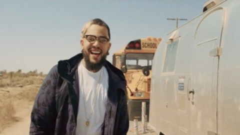 Confira o clipe de "Golden", novo single de Travie McCoy em parceria com Sia