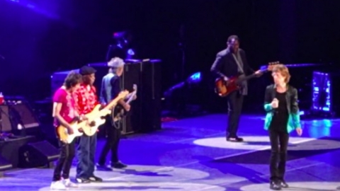 Rolling Stones chamam lenda do blues Buddy Guy ao palco para tocar "Champagne & Reefer". Veja!