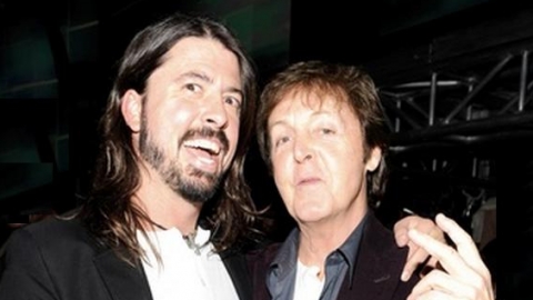 Curta vídeos dos Foo Fighters dividindo o palco com Paul Mccartney, Rush e membros do Led Zepellin