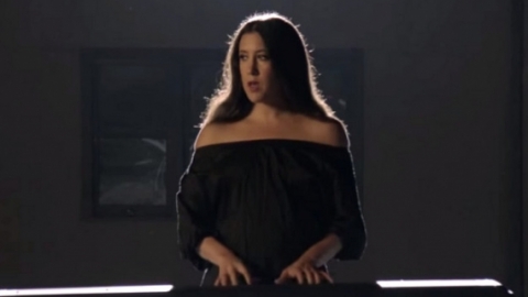 Confira o clipe de "Operator", de Vanessa Carlton