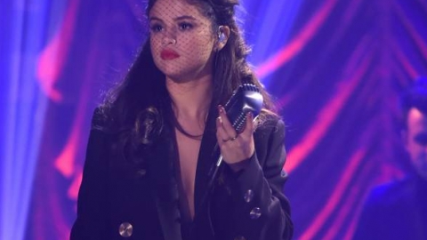 "Revival" de Selena Gomez estreia no topo da parada americana de álbuns