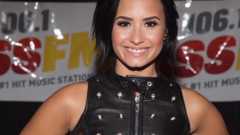 Demi Lovato canta "Hello" de Adele em show. Veja!