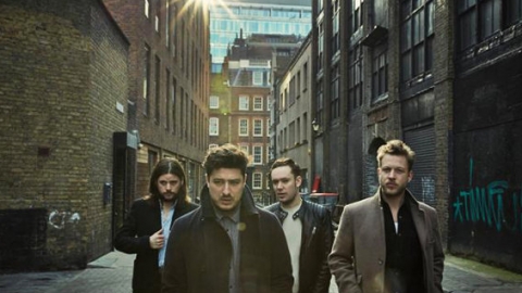 Mumford & Sons apresenta covers de The Kinks e AC/DC em show