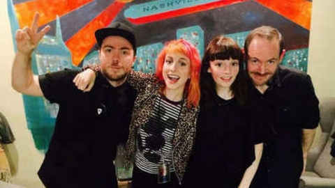 Hayley Williams se apresenta com o CHVRCHES no último dia do "Parahoy"