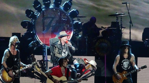 Axl quebra o pé e canta em trono nos shows de abertura da turnê de reencontro do Guns N' Roses