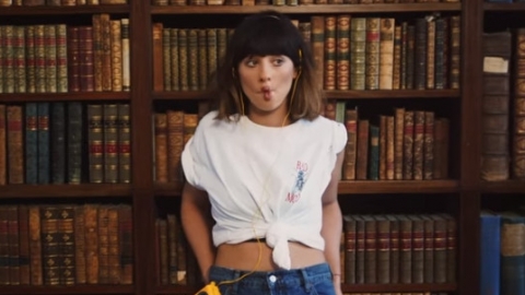 Assista ao clipe de "Cruel", novidade de Foxes
