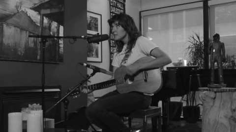 Courtney Barnett grava sessão acústica para rádio canadense. Veja!