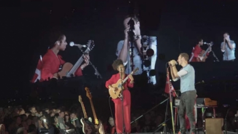 Coldplay e Lianne La Havas homenageiam Prince cantando "Sometimes it Snows in April". Ouça!