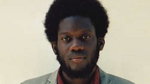 Michael Kiwanuka tem o álbum mais vendido do Reino Unido no aniversário de 60 anos da parada