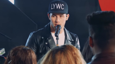 Ouça "Remember I Told You", novo single de Nick Jonas com Mike Posner e Anne-Marie