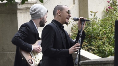 Ouça a gravação de Chester Bennington cantando "Hallelujah" no funeral de Chris Cornell