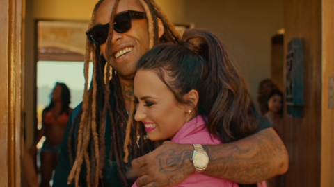 Demi Lovato está no novo clipe de Wiz Khalifa. Assista a "Something New"