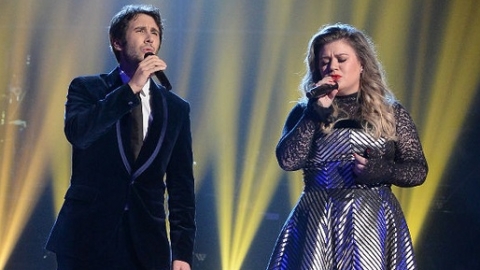 Kelly Clarkson e Josh Groban cantam um dueto em especial de Natal. Veja o vídeo!