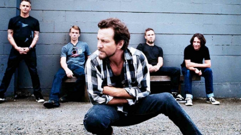 Pearl Jam grava nova versão de "Alive" com baterista de sua formação original