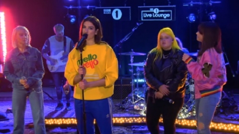 Veja Dua Lipa cantando "IDGAF" com Charli XCX, Zara Larsson, MØ e Alma em rádio americana!