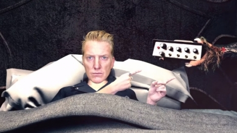 Assista ao novo clipe do Queens Of The Stone Age, "Head Like a Haunted House"