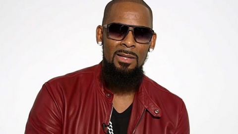 Sob acusações de abuso sexual, R. Kelly diz "não ligar para o que está acontecendo" em festa
