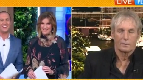 Michael Bolton aparentemente dorme ao vivo na TV, mas nega depois: "Estava no Twitter"