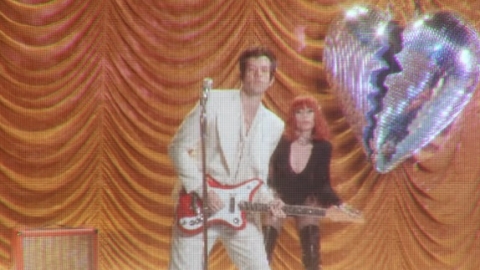 Com clima retrô, Mark Ronson lança clipe do novo single "Late Night Feelings"