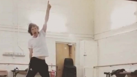 Recuperado de cirurgia, Mick Jagger posta vídeo fazendo seus famosos movimentos