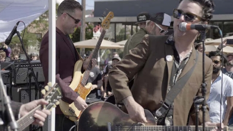 Billie Joe e Mike Dirnt do Green Day fazem show só com covers em festa de bairro. Veja!
