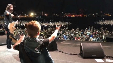 Foo Fighters tocam "Everlong" com o filho de 8 anos de Scott Ian do Anthrax nos EUA. Veja!