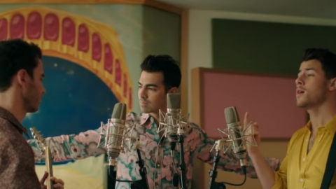 Jonas Brothers não querem papo com Diplo no clipe da nova música "Lonely"