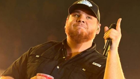 Luke Combs chega pela primeira vez no topo da parada de álbuns dos EUA