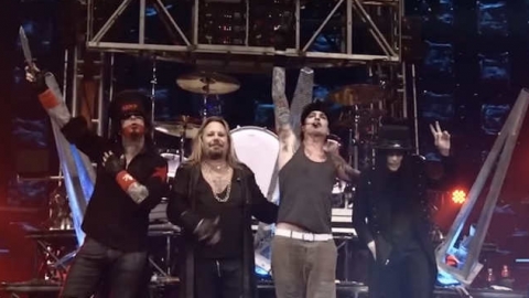 Mötley Crüe está de volta depois de "explodir" contrato que proibia reunião