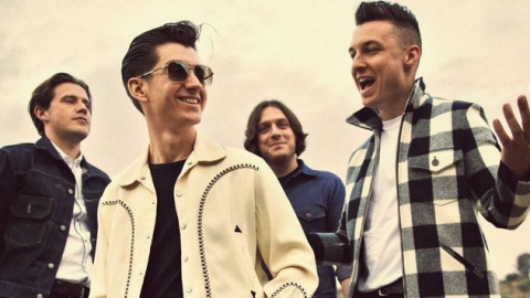 "AM" dos Arctic Monkeys é eleito o álbum da década pelo NME