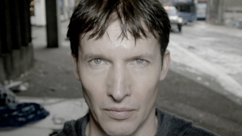 James Blunt caminha pelas ruas de Londres em seu novo clipe, "The Truth". Veja!