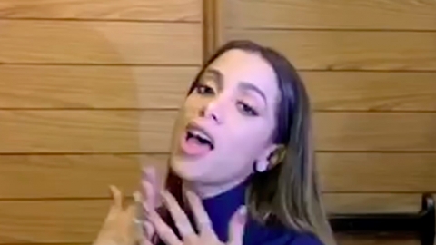 Anitta é uma das estrelas do novo clipe de Mariah Carey para "All I Want For Christmas Is You". Veja