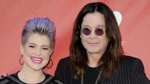 Filha de Ozzy Osbourne desmente rumores de que o cantor estaria em seu "leito de morte"