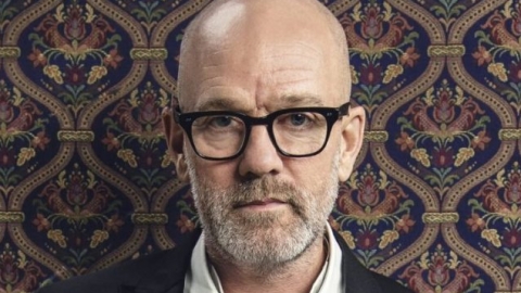 Michael Stipe do R.E.M. canta "It's The End Of The World..." e reitera cuidados contra o coronavírus