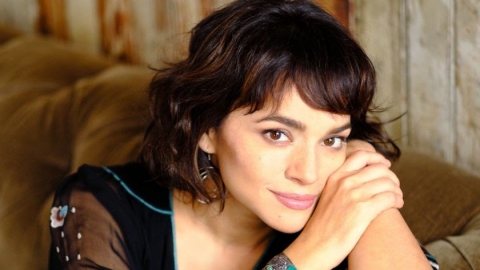 Norah Jones faz cover no piano de "Patience" do Guns N' Roses. Veja!