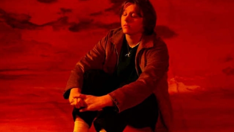 Um ano depois de lançado, álbum de estreia de Lewis Capaldi volta ao topo da parada britânica