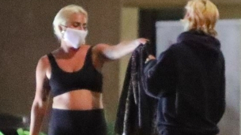 Lady Gaga dando sua própria jaqueta para uma fã na rua e muito mais nas imagens da semana