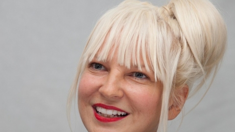 Em nova entrevista, Sia conta que se arrependeu de revelar que já é avó