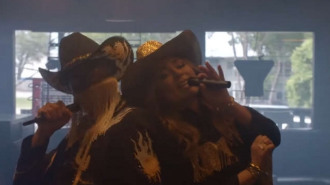 Orville Peck e Shania Twain fazem performance elaborada de "Legends Never Die" na televisão