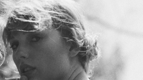 Taylor Swift empata recorde de Whitney Houston e segue no topo da parada de álbuns nos EUA