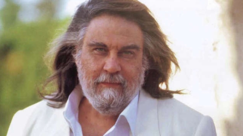 Vangelis, pioneiro da música eletrônica e vencedor do Oscar, morre aos 79 anos