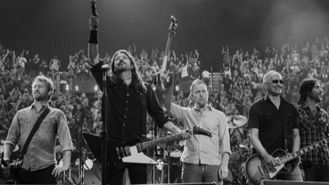 Foo Fighters colocam "But Here We Are" no topo da parada britânica de álbuns